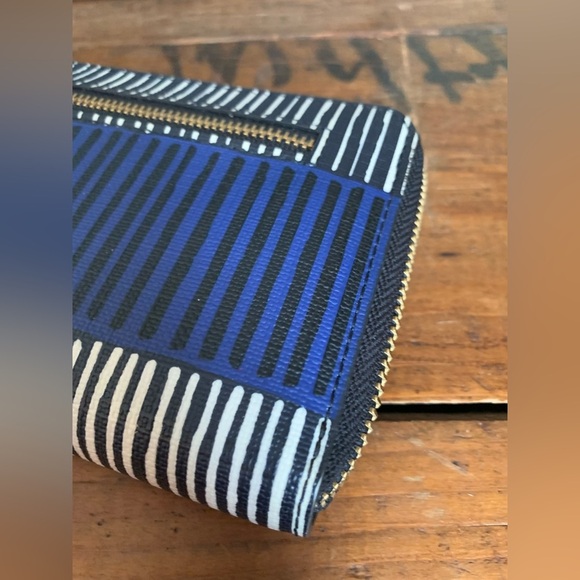 Fossil Emma Tote with matching wallet
Blue and brown pattern - Picture 16 of 16